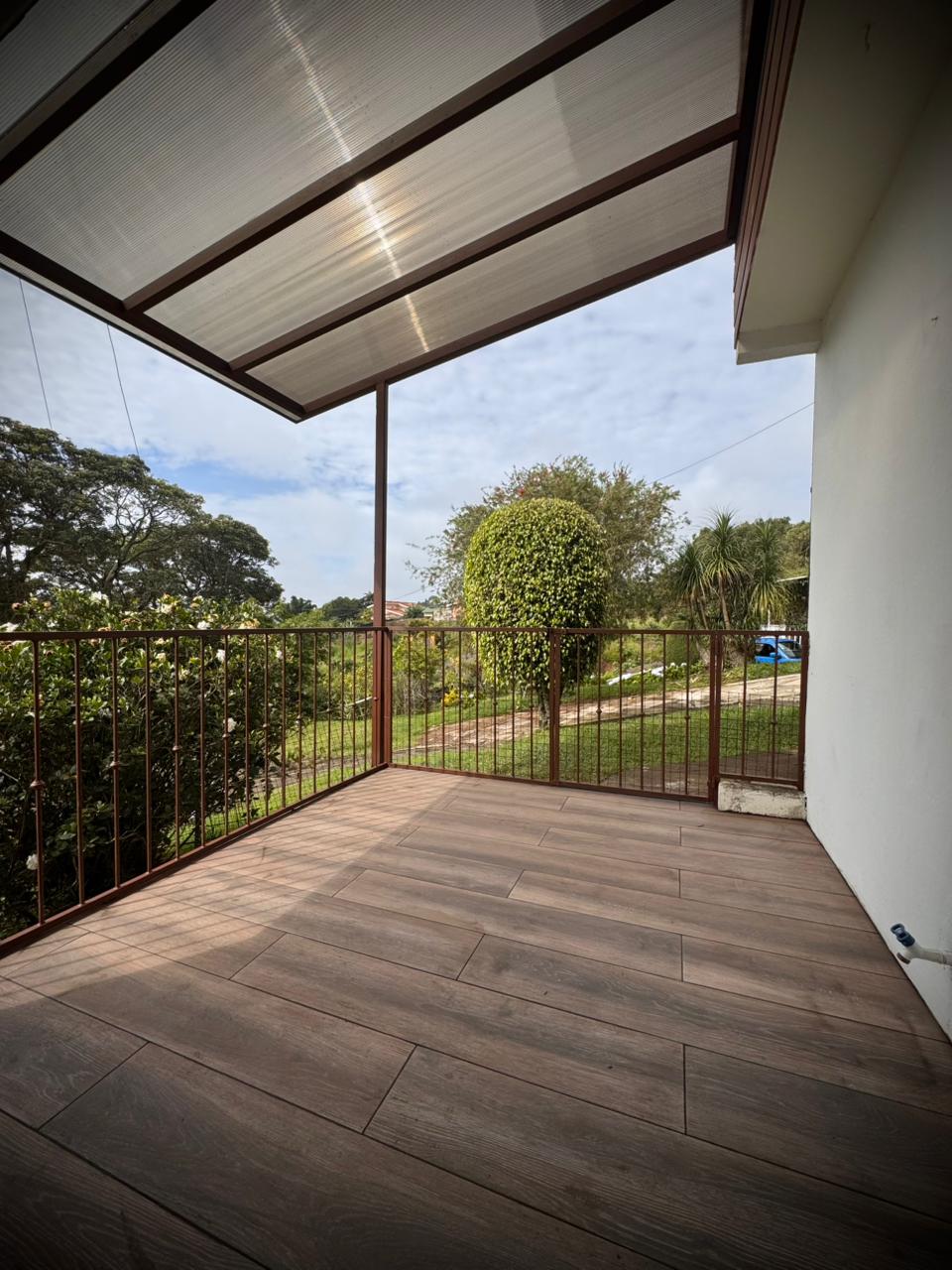 Construcción de terraza moderna en Costa Rica